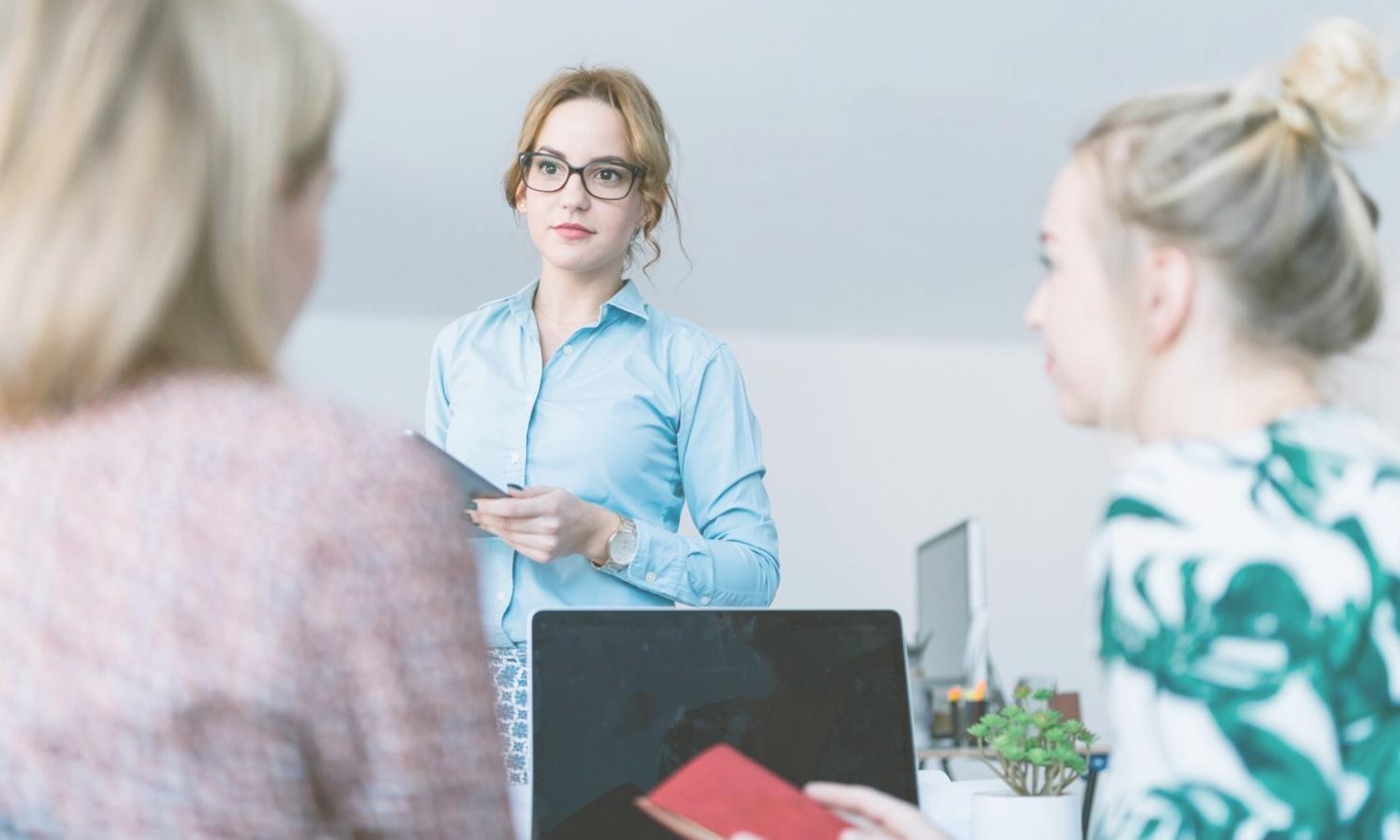 Grupo de pessoas colaborando em discussão sobre finanças pessoais